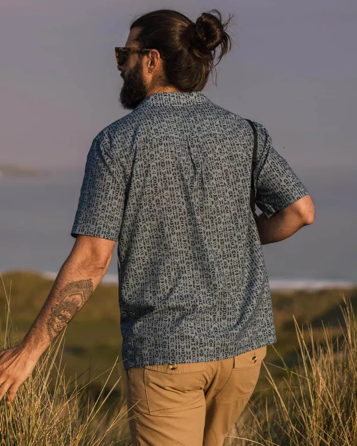 Passenger Clothing Cove Organic Cotton Short Sleeve Shirt Blue Mini Geo Men Shirts